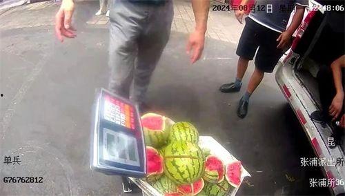 警察抓人吃瓜群众,一场街头抓捕的现场直播-第2张图片-51吃瓜官网-51黑料平台