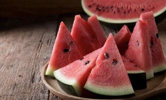 拿勺子吃瓜写真,捕捉夏日悠闲美食瞬间-第2张图片-51吃瓜官网-51黑料平台